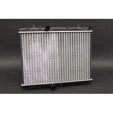 Радиатор охлаждения Peugeot 307 308 1.6-2.0 D M+/-00-