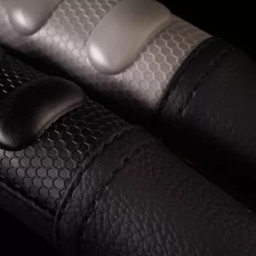 Оплетка руля CarPerformance (M) CP-2040 BK/BK экокожа черный объемные вставки под хват